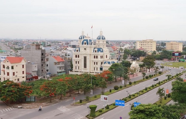 Biệt thự hàng trăm tỷ của đại gia xăng dầu Ngô Văn Phát nằm tọa lạc trên đường Lê Hồng Phong, con đường đẹp nhất của Hải Phòng. Biệt thự này gồm 5 tầng nhà và một mái phẳng trực thăng có thể đậu xây dựng theo phong cách châu Âu đặc trưng, độc đáo