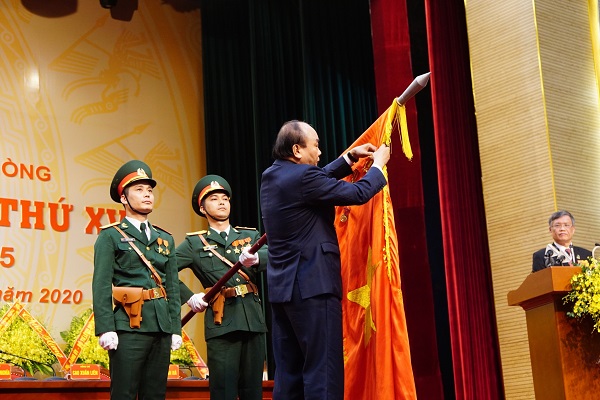 Thay mặt Đảng và Nhà nước Thủ tướng Chính phủ Nguyễn Xuân Phúc trao Huân chương Hồ CHí Minh cho Đảng bộ và nhân đân TP Hải Phòng