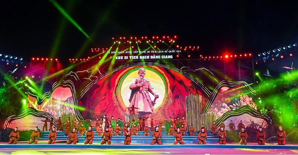 “Hào khí Bạch Đằng Giang” được dàn dựng công phu, hoành tráng cùng sự tham gia của hơn 500 nghệ sĩ, diễn viên đến từ các đoàn nghệ thuật trong cả nước. 