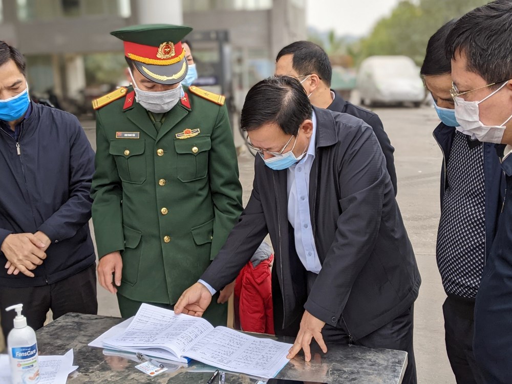 Phó Chủ tịch UBND thành phố Nguyễn Đức Thọ kiểm tra tại chốt kiểm soát số 1 khu vực gần chân cầu Đá Bạc, huyện Thủy Nguyên.