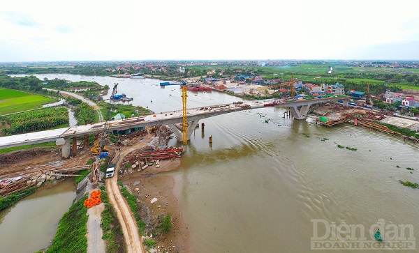 Dự án xây dựng cầu Dinh đang thi công nốt trụ cuối cùng bên Kinh Môn