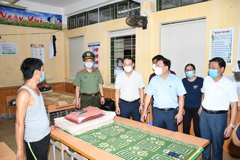 Phó Chủ tịch UBND TP Nguyễn Đức Thọ kiểm tra khu vực ăn, nghỉ tâp trung tại Trường tiểu học Nguyễn Thượng Hiền, Ngô Quyền