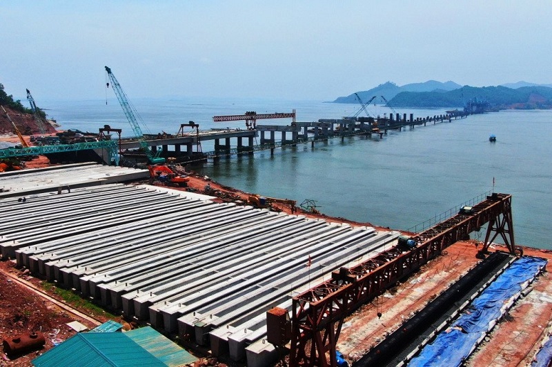 Công trình cầu Vân Tiên (Cao tốc Vân Đồn - Móng Cái)p/đang được thi công để đảm bảo hoàn thành theo đúng kế hoạch (Ảnh: Báo Quảng Ninh)