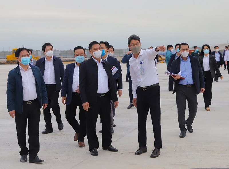Ông Nguyễn Văn Tùng - Chủ tịch UBND TP Hải Phòng đi kiểm tra tiến độ dự án mở rộng Cảng Hàng không quốc tế Cát Bi