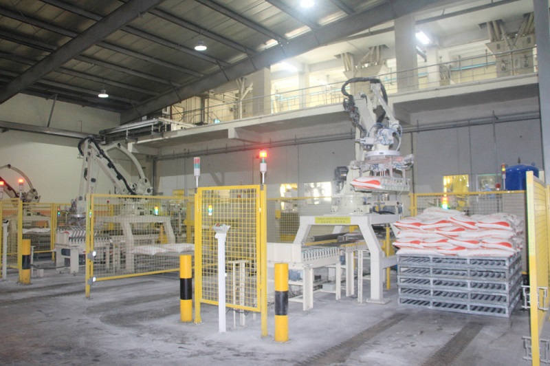 Công ty TNHH sản xuất bột mì Vimaflour vừa đưa vào sử dụng 6 robot bốc hàng, với năng suất đạt 1.000 tấn/ngày.