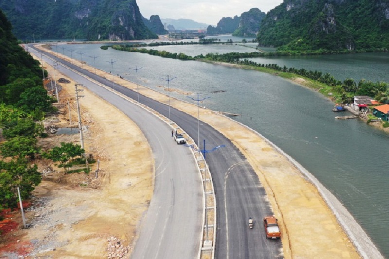 Đường bao biển Hạ Long - Cẩm Phả có chiều dài 18,7 km, được khởi công từ tháng 9/2019, nối liền 2 thành phố trung tâm của Quảng Ninh là Hạ Long và Cẩm Phả.