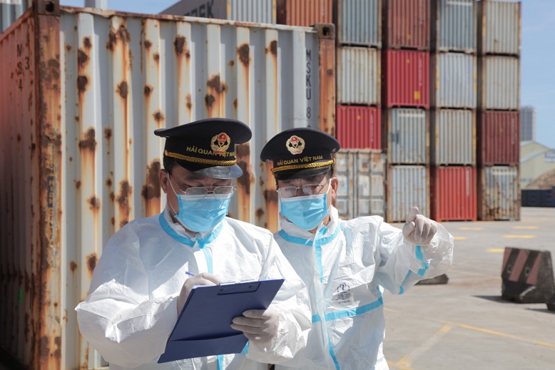 Hải quan Cửa khẩu cảng Hòn Gai giám hoạt động xếp dỡ hàng hóa container XNK tại cảng Cái Lân