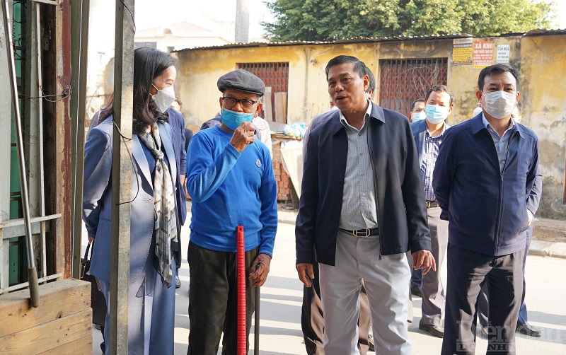 Chủ tịch UBND thành phố trò chuyện với hộ dân trên địa bàn phường Kênh Dương