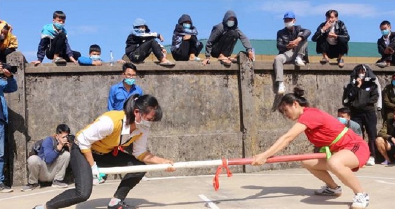 Các vận động viên tham gia trò chơi đẩy gậy tại Ngày hội văn hóa, thể thao, du lịch các dân tộc xã Hải Sơn (Móng Cái).