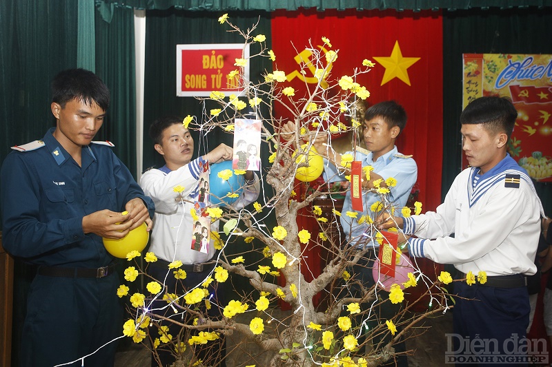 Chiến sỹ trẻ trên đảo Song Tử Tây trang trí cây Mai chuẩn bị đón tết Nhâm Dần 2022