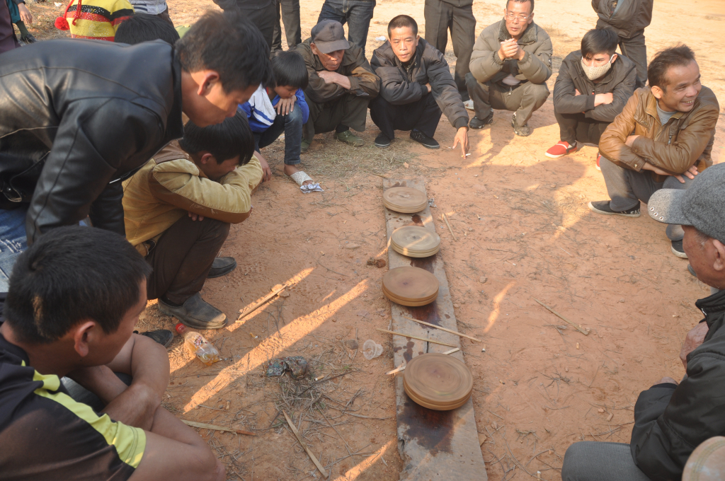 Thi đánh quay - một trò chơi dân gian phổ biến tại các ngày hội văn hoá ở Bình Liêu.