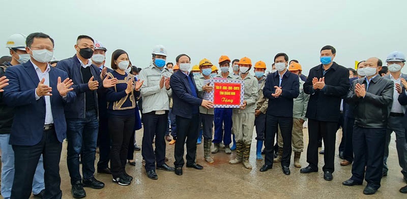 Các đồng chí lãnh đạo tỉnh Quảng Ninh tặng quà chúc Tết các đơn vị thi công và nhà thầu dự án cao tốc Vân Đồn-Móng Cái trong ngày đầu năm mới.