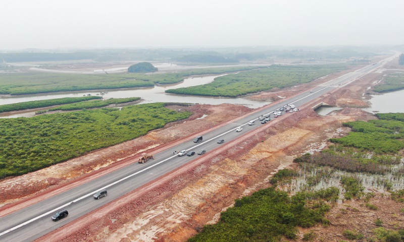 Người dân trong tỉnh đang háo hức được chạy trên tuyến cao tốc này, vượt qua 32 cây cầu, hơn 70km đường thẳng tuyến từ Vân Đồn đến Móng Cái.
