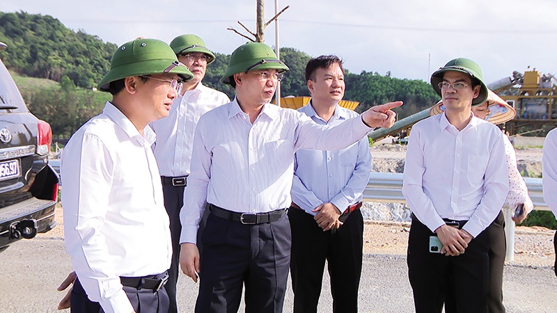 Bí thư Tỉnh ủy Quảng Ninh Nguyễn Xuân Ký (đứng giữa) chỉ đạo triển khai các dự án hạ tầng giao thông động lực tại KKT Vân Đồn