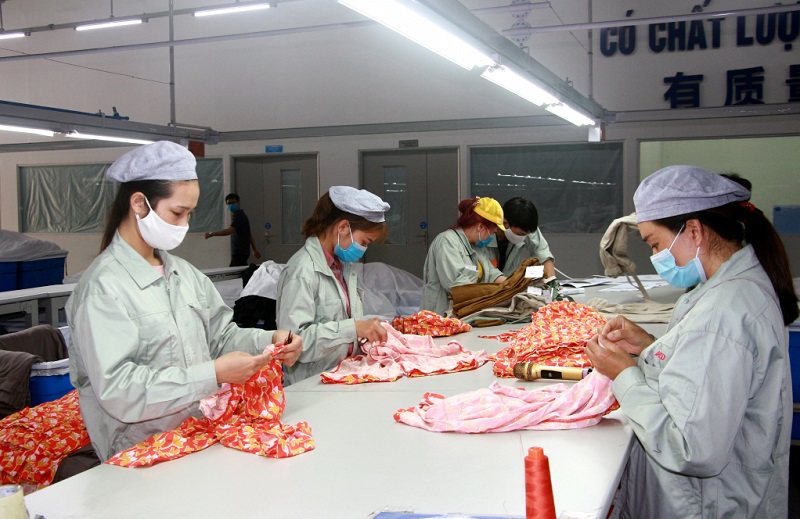 Sản xuất sản phẩm dệt may tại Công ty TNHH May mặc Hoa Lợi Đạt Việt Nam (KCN Cảng biển Hải Hà).