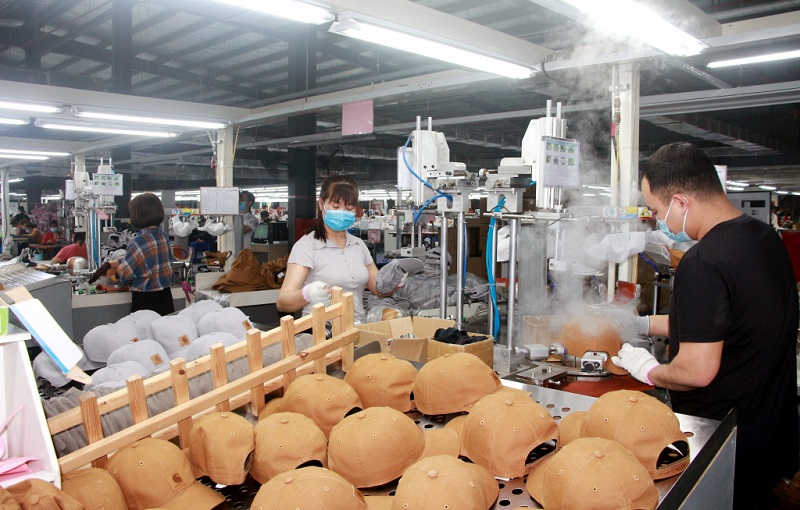 Sản xuất mũ xuất khẩu tại Công ty TNHH Dệt may Weitai Hạ Long (KCN Việt Hưng)