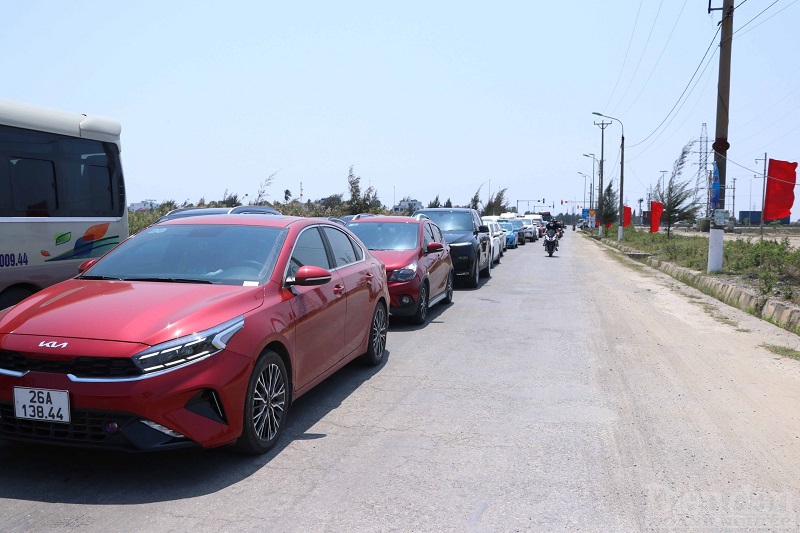 Sáng sớm cùng ngày, hàng trăm chiếc xe ô tô các loại cùng các phương tiện khác đã đổ về bến phà Gót - cửa ngõ dẫn vào Trung tâm du lịch của huyện đảo Cát Hải. Lượng xe tăng cao đã gây ách tắc cục bộ.