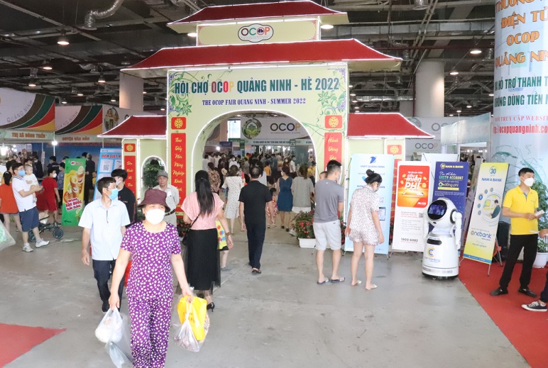 Hội chợ OCOP Quảng Ninh Hè - 2022 thu hút rất đông người dân, khách du lịch đến tham quan mua sắm