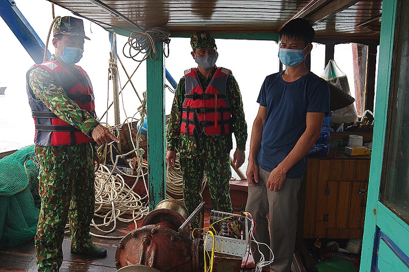 Vừa qua, Bộ đội Biên phòng tỉnh Quảng Ninh, bắt giữ hai phương tiện tàng trữ, sử dụng ngư cụ cấm để khai thác thủy sản.