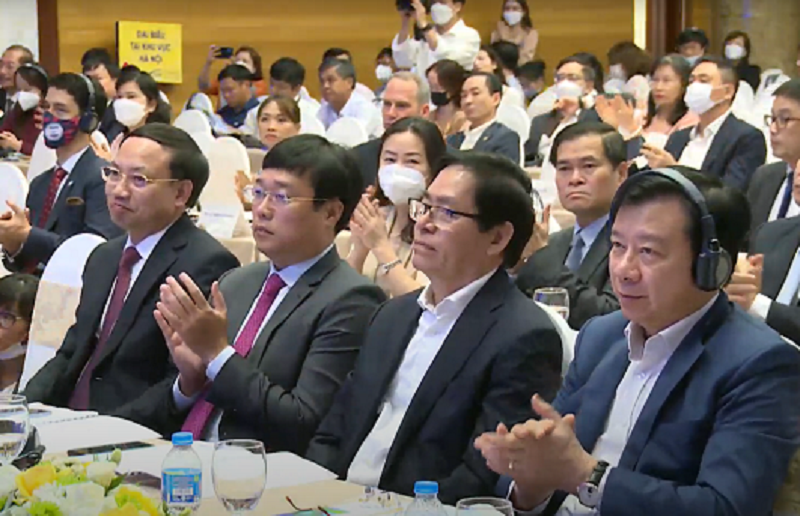 Ông Phạm Xuân Thăng, Bí thư Tỉnh ủy Hải Dương (ngoài cùng bên phải) tại buổi lễ công bố Chỉ số năng lực cạnh tranh cấp tỉnh (PCI) 2021