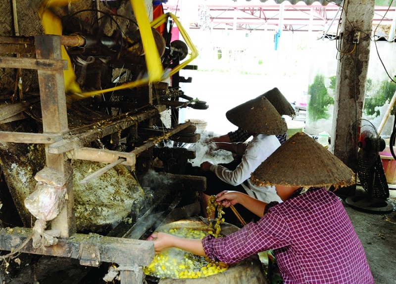 Sản xuất tơ tại làng tơ Cổ Chất thuộc xã Phương Định, huyện Trực Ninh