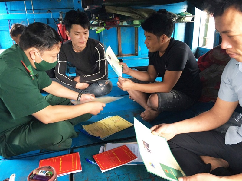 Cán bộ Trạm liên ngành kiểm soát tàu cá ra vào cảng Cái Rồng kiểm tra thực tế kết hợp tuyên truyền cho chủ tàu cá về các quy định chống KTTS bất hợp pháp (ảnh báo Quảng Ninh)