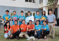 Học sinh mồ côi vì COVID-19 tại trường Hy Vọng được tặng dụng cụ thể thao