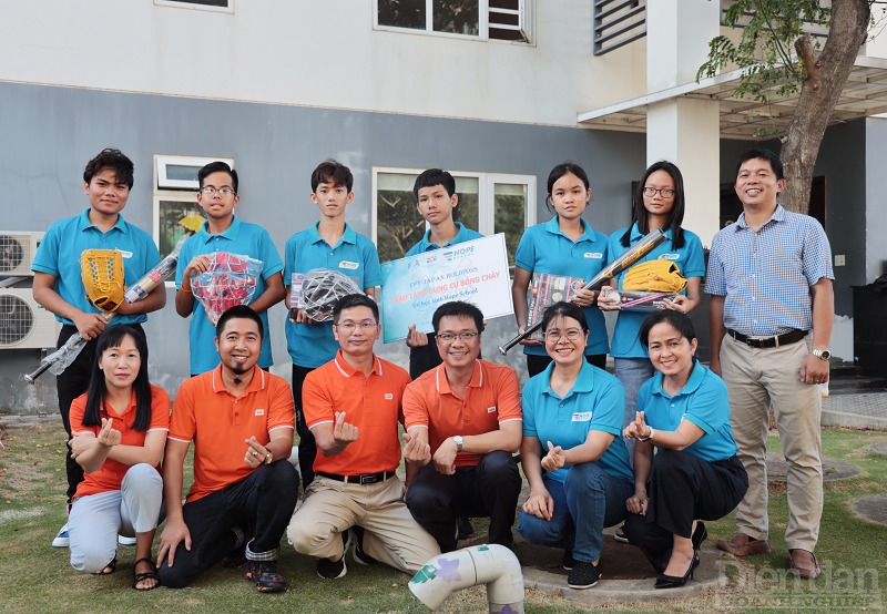 Đáp ứng nguyện vọng của các em học sinh trường Hy Vọng, FPT Japan (FJP) đã trao tặng các em bộ dụng cụ chơi bóng chày
