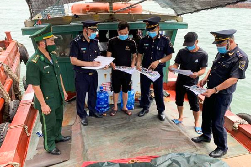 Những tháng cuối năm, hoạt động buôn lậu qua biên giới có chiều hướng diễn biến phức tạp. Hải quan Quảng Ninh đã chủ động triển khai các giải pháp đấu tranh với các hành vi buôn lậu và các loại tội phạm.