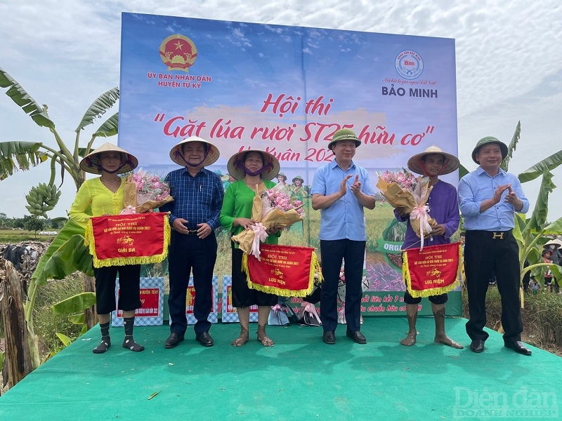 Ông Phạm Xuân Thăng - Bí thư tỉnh Hải Dương trao giải cho cuộc thi cấy lúa ruộng Rươi - Tứ Kỳ