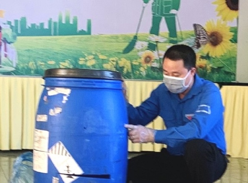 Đoàn Thanh niên Sở Tài Nguyên và Môi trường hướng dẫn phân loại rác thải tại nguồn và ủ rác hữu cơ thành phân compost (ảnh báo Hải Dương)