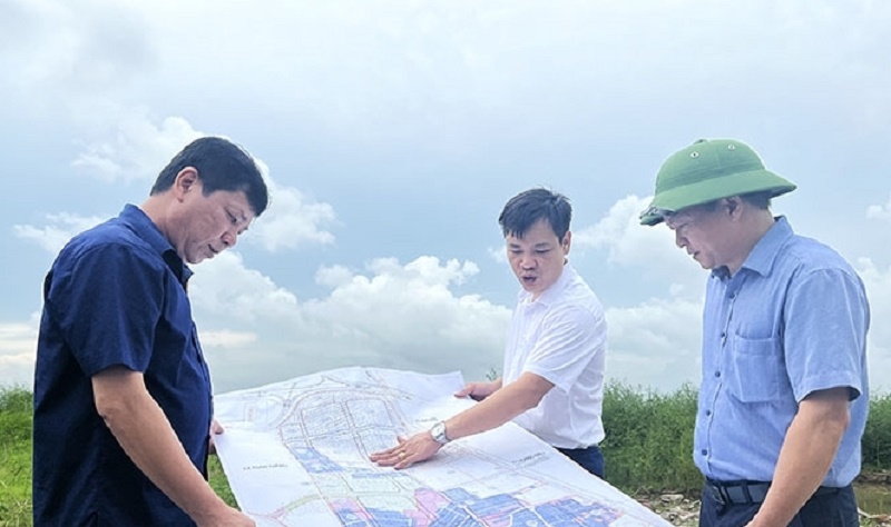 Lãnh đạo huyện Gia Lộc cùng chủ đầu tư hạ tầng kiểm tra tiến độ giải phóng mặt bằng khu công nghiệp Gia Lộc (ảnh báo Hải Dương)