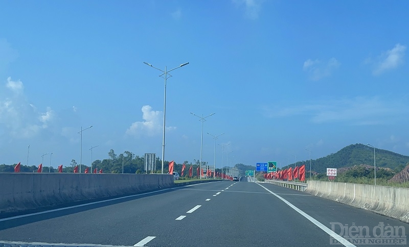 Cao tốc Vân Đồn - Móng Cái là mảnh ghép cuối cùng để hoàn thiện chuỗi cao tốc Hà Nội - Hải Phòng - Hạ Long - Móng Cái với tổng chiều dài gần 300km.