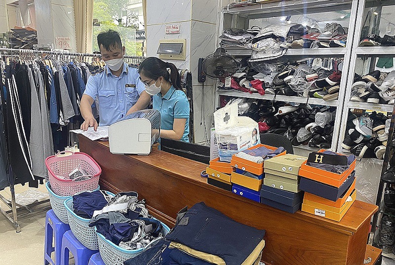 Lực lượng QLTT kiểm tra việc chấp hành pháp luật trong kinh doanh hàng hoá tại một hộ kinh doanh ở phường Ka Long - TP Móng Cái (ảnh báo Quảng Ninh)