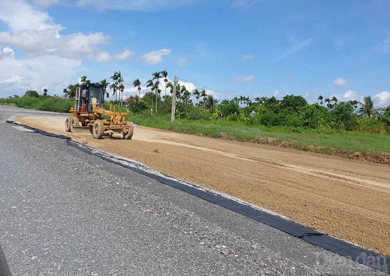 Từ đầu tháng 5 đến nay các nhà thầu không thể mua được cát để thi công, ảnh hưởng nghiêm trọng đến công tác triển khai dự án