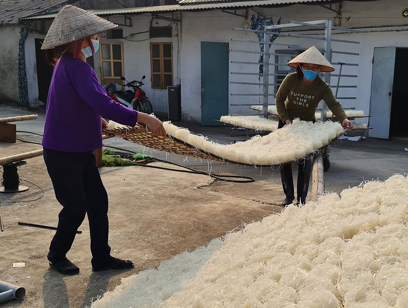 Sản xuất bánh đa Quỳnh Côi tại làng nghề Dụ Đại - Quỳnh Phụ (ảnh báo Thái Bình)