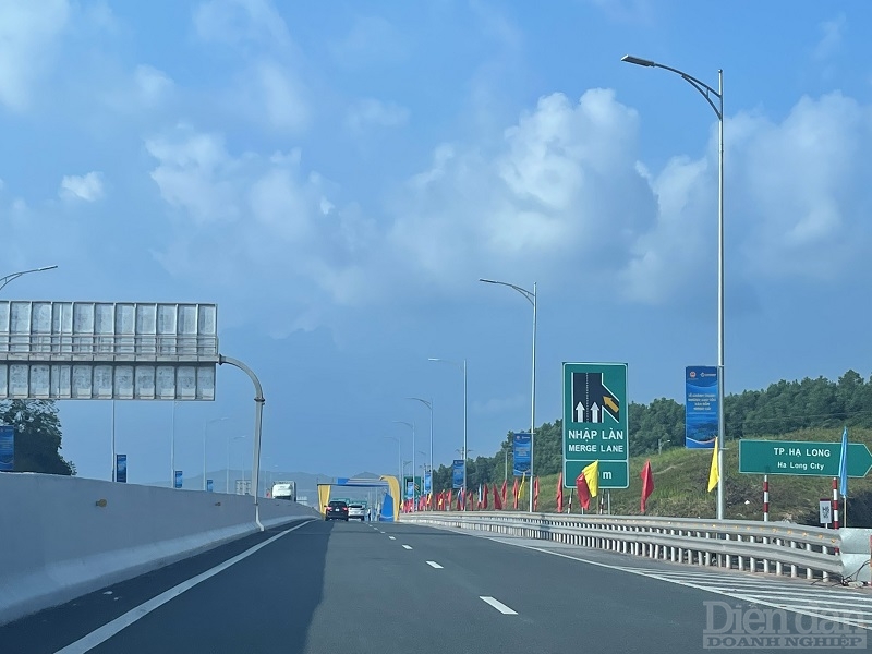 Từ một địa phương có hạn chế lớn nhất là về hạ tầng giao thông, đến nay Quảng Ninh đã nằm trong top đầu cả nước về hệ thống giao thông đồng bộ, tính kết nối cao.