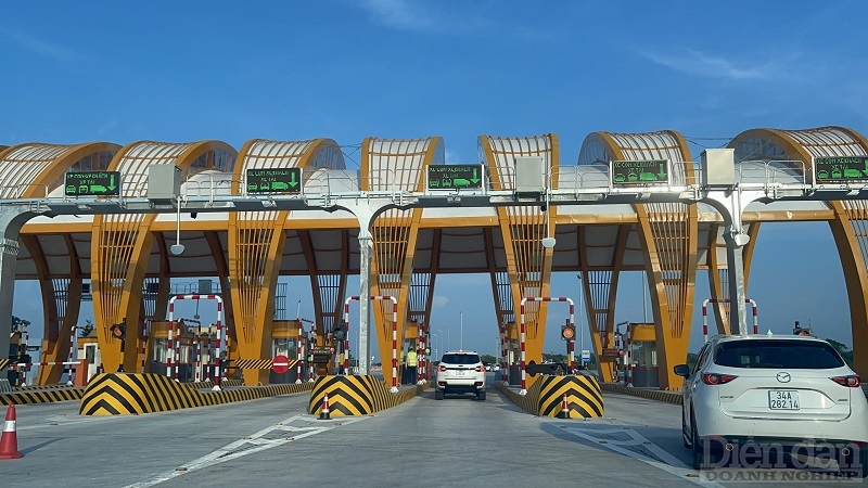 Cao tốc Vân Đồn - Móng Cái có 4 trạm thu phí với 2 trạm đầu - cuối tuyến và 2 trạm tại các nút giao Đầm Hà, Hải Hà với tổng số 28 cửa, 100% các cửa đều được trang bị thu phí hệ thống tự động không dừng.
