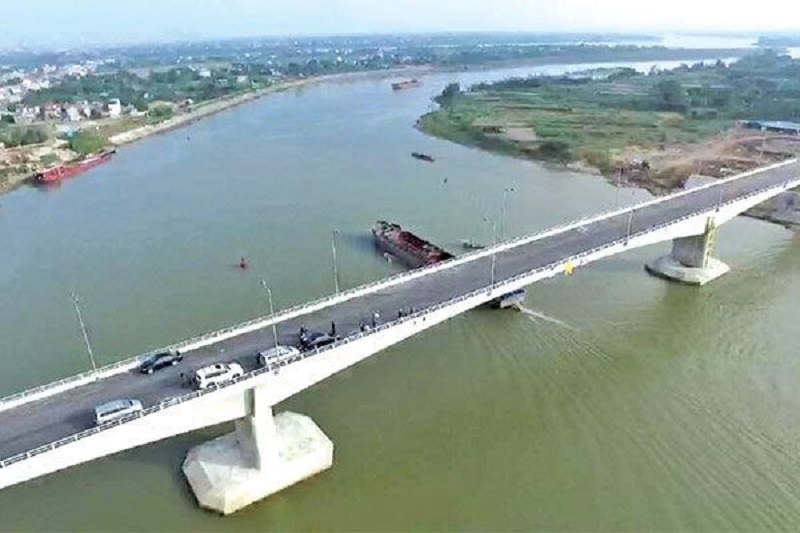 Cầu Tân Phong nằm trên quốc lộ 21B được đưa vào khai thác giúp rútp/ngắn 10 km đường di chuyển từ các huyện Nam Trực, Trực Ninh, Xuân Trường, Hải Hậu đi Thái Bình và Hải Phòng