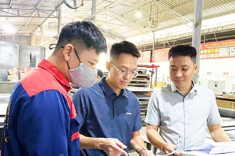 Doanh nhân trẻ Trần Văn Hoạt (ở giữa) là 1 trong 10 doanh nhân trẻ khởi nghiệp xuất sắc cả nước năm 2021 (ảnh báo Hải Dương)