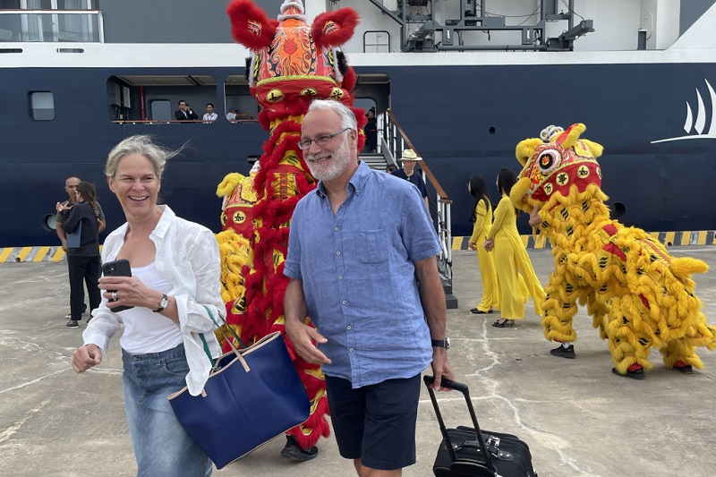 Du khách Mỹ trên con tàu Le Lapérouse đến Việt Nam (ảnh báo Quảng Ninh)