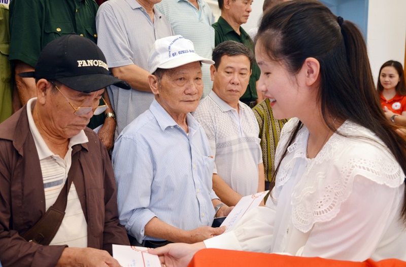 Doanh nhân Hoàng Thị Phương Thảo tặng quà các cho cựu chiến binh nhiễm chất độc da cam/dioxin đi điều dưỡng năm 2022.