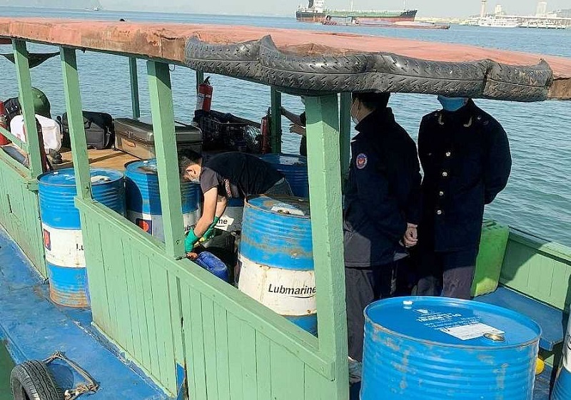 Đội Kiểm soát Hải quan số 2 kiểm tra phương tiện vi phạm (ảnh báo Quảng Ninh)