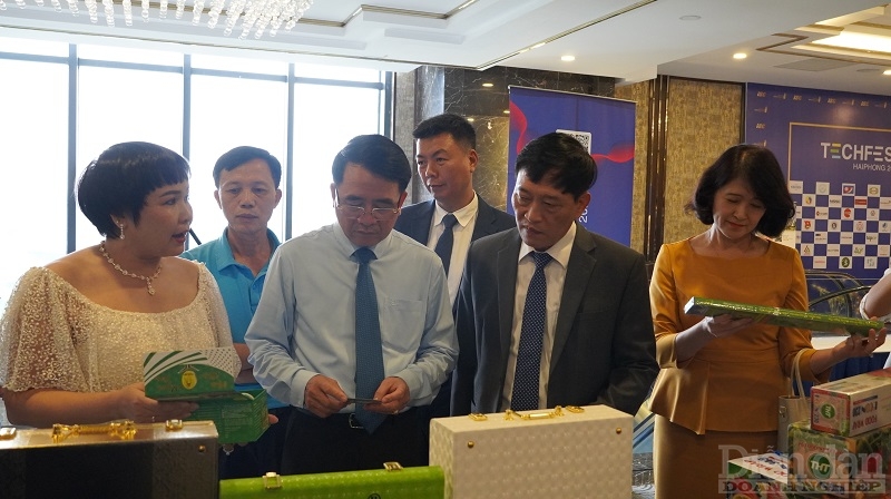 Ông Lê Khắc Nam - PCT UBND TP Hải Phòng đi thăm các gian hàng tại ngày hội khởi nghiệp 2022