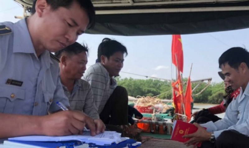 Đoàn kiểm tra tiến hành lập biên bản với tàu cá TB-91705-TS do ông Phạm Văn Ngoan, trú tại xã Hồng Tiến (Kiến Xương) làm chủ phương tiện (ảnh báo Thái Bình)