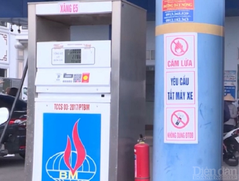 một số ngày vừa qua, các cửa hàng xăng dầu trên vùng biển Vân Đồn - Cô Tô tạm ngừng hoạt động khiến áp lực tiêu thụ tập trung về 2 cửa hàng xăng dầu trên bộ nên đã xảy ra tình trạng quá tải.