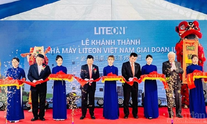 Ông Lê Trung Kiên - Trưởng Ban quản lý KKT Hải Phòng Cắt băng khánh thành đưa Nhà máy của Lite On Việt Nam tại Khu công nghiệp VSIP Hải Phòng vào hoạt động