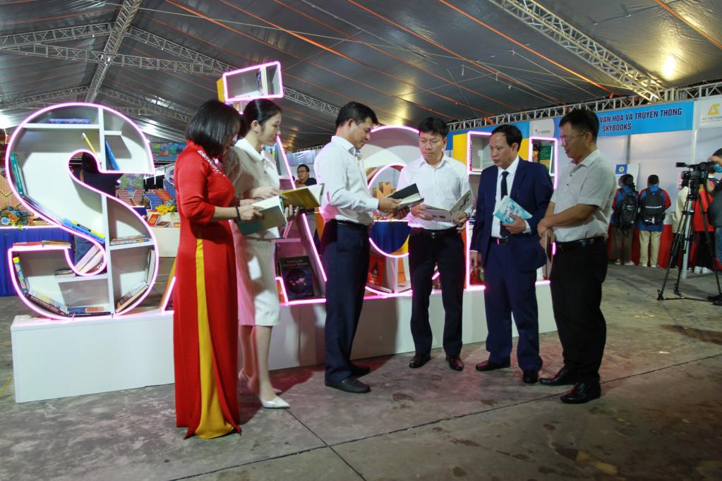 Hội sách đã thu hút đông đảo bạn đọc tham gia góp phần kíc cầu du lịch Quảng Ninh (ảnh báo Quảng NInh)