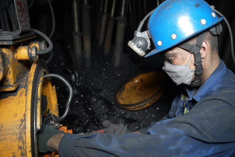 Bảo dưỡng máy móc sản xuất than (ảnh báo Quảng Ninh)