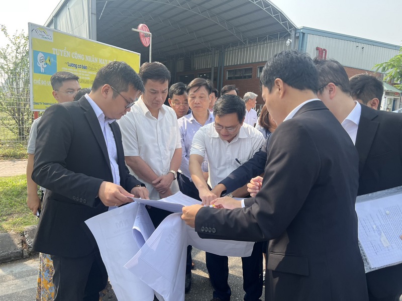 Chủ tịch UBND tỉnh Triệu Thế Hùng cùng đoàn công tác kiểm tra thực tế một số khu vực xảy ra sai sót trong khu công nghiệp Phú Thái